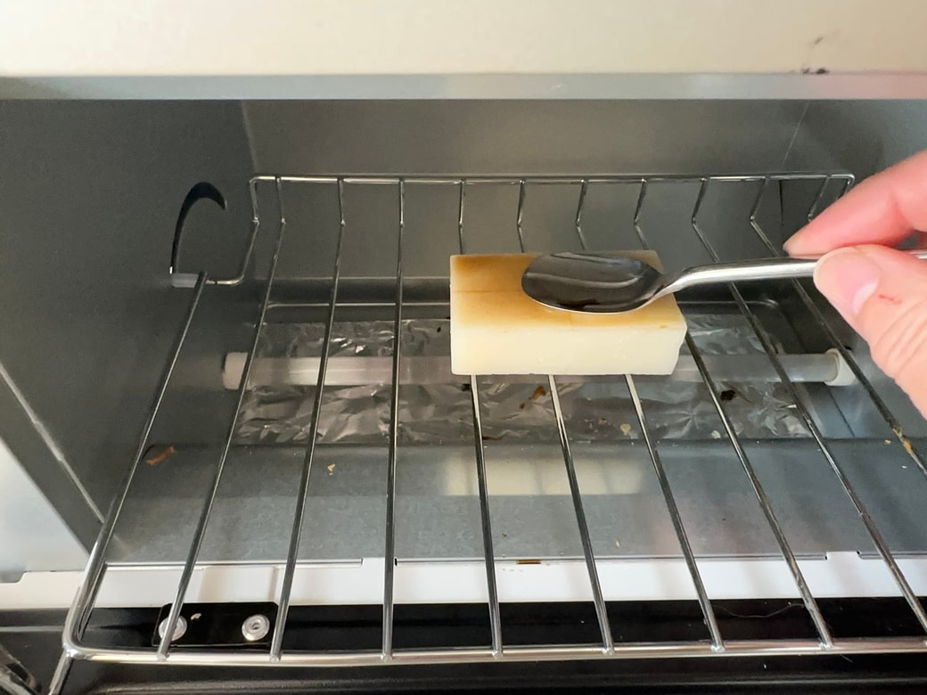 お餅に醤油を塗る