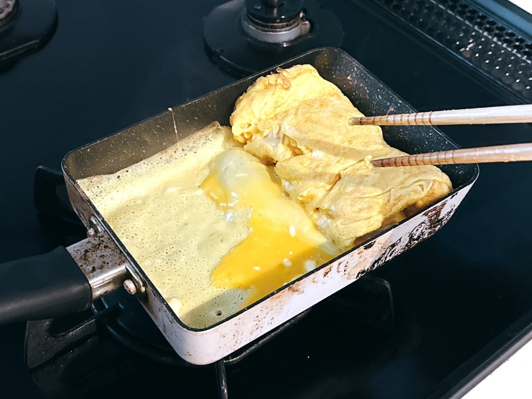 卵液を流して焼いていく