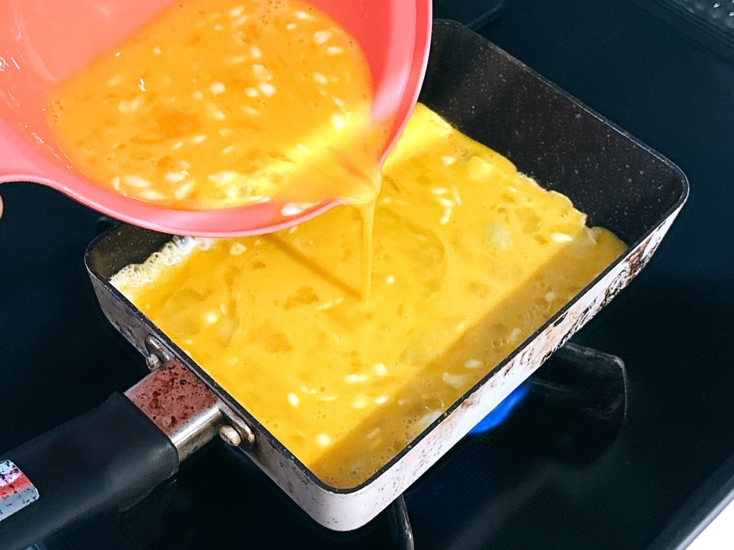 いつも通り玉子焼き器で焼いていく