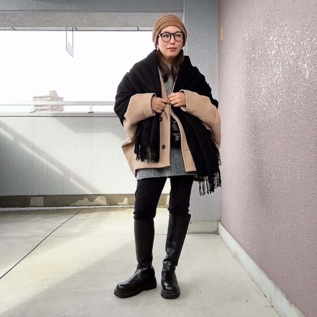 マフラーと足元の色を統一して、まとまり感のあるコーデに。