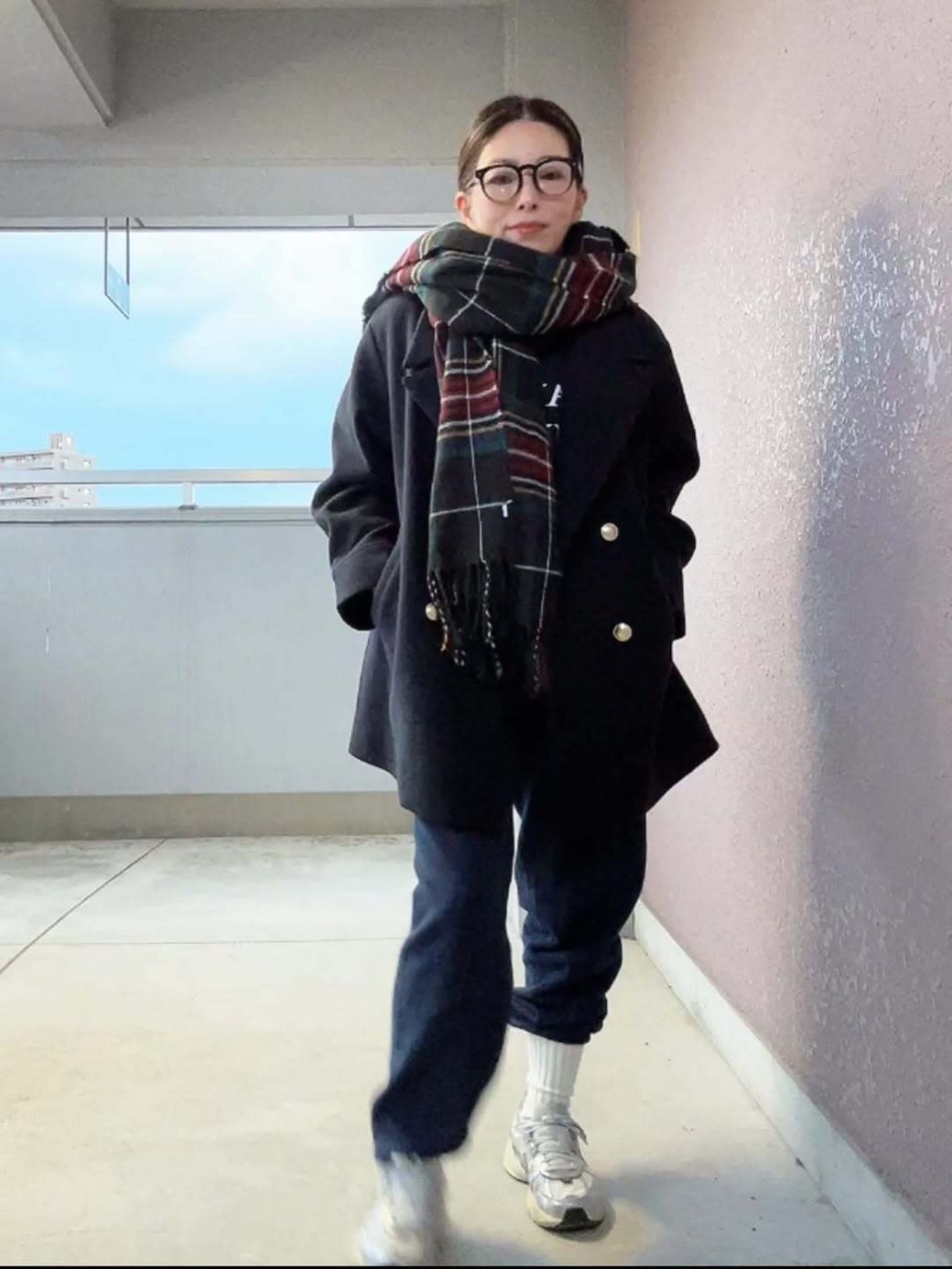 定番コーデも、チェック柄マフラーの投入で新鮮な雰囲気に。