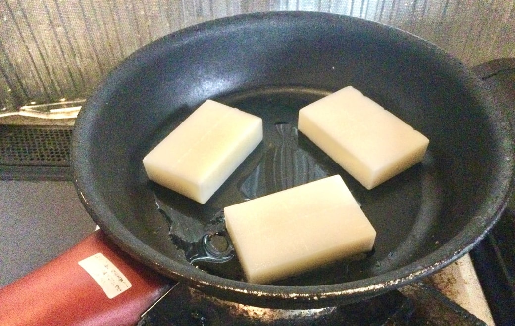 フライパンに餅を並べる