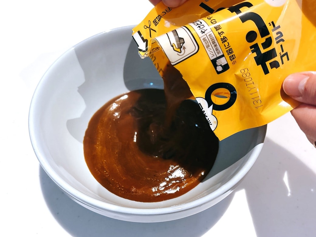 温めたレトルトカレーを器にあける