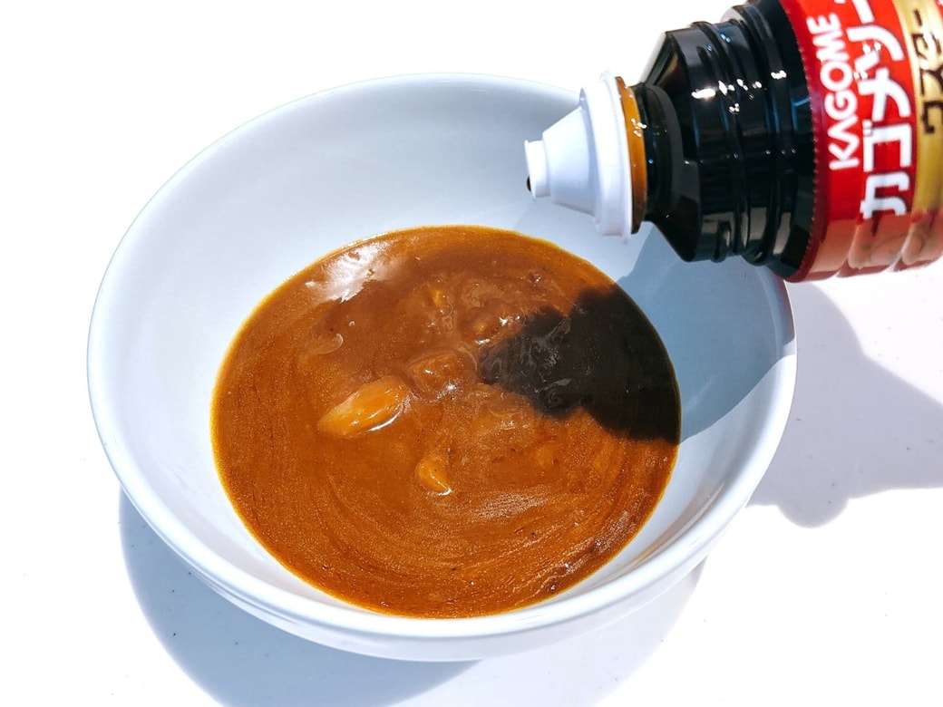 レトルトカレーにウスターソースを加える