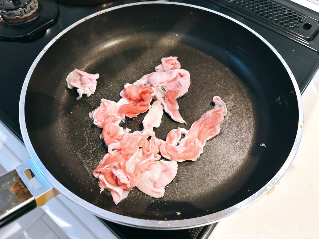 豚肉を炒める