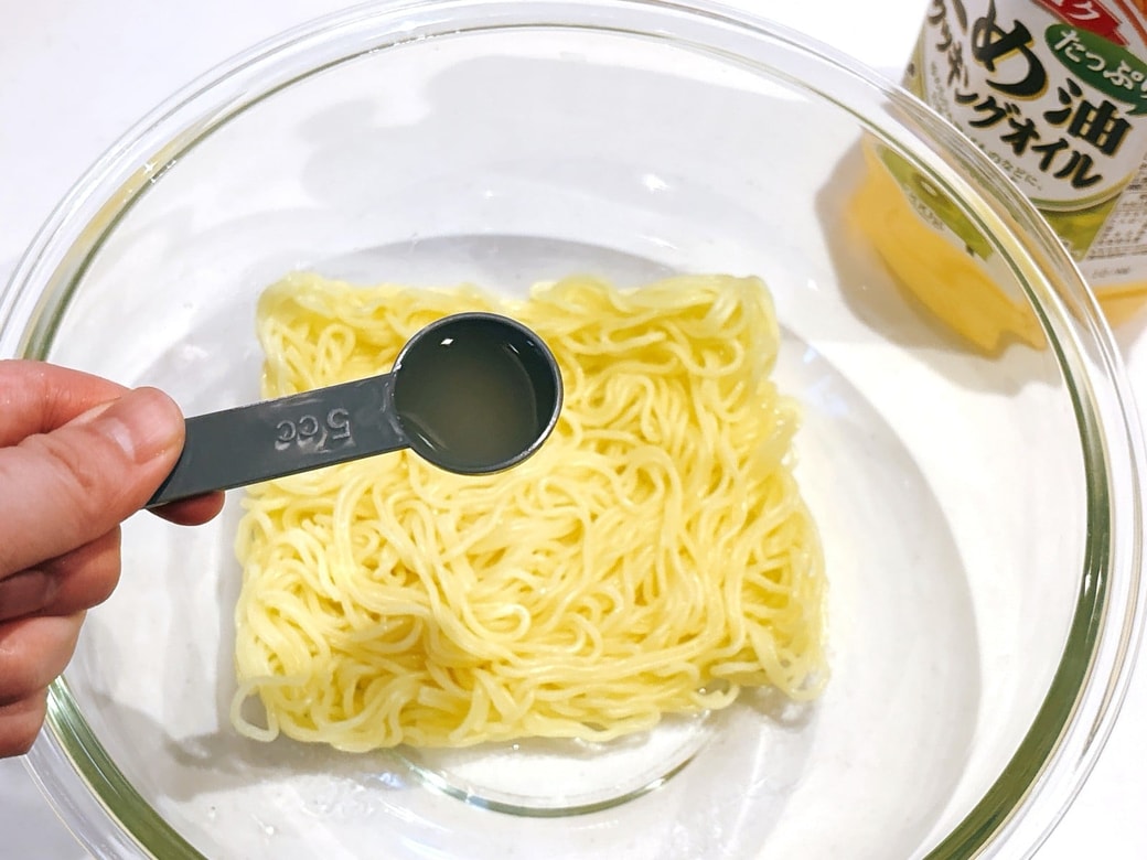 焼きそば麺を小さじ1杯の油であえる