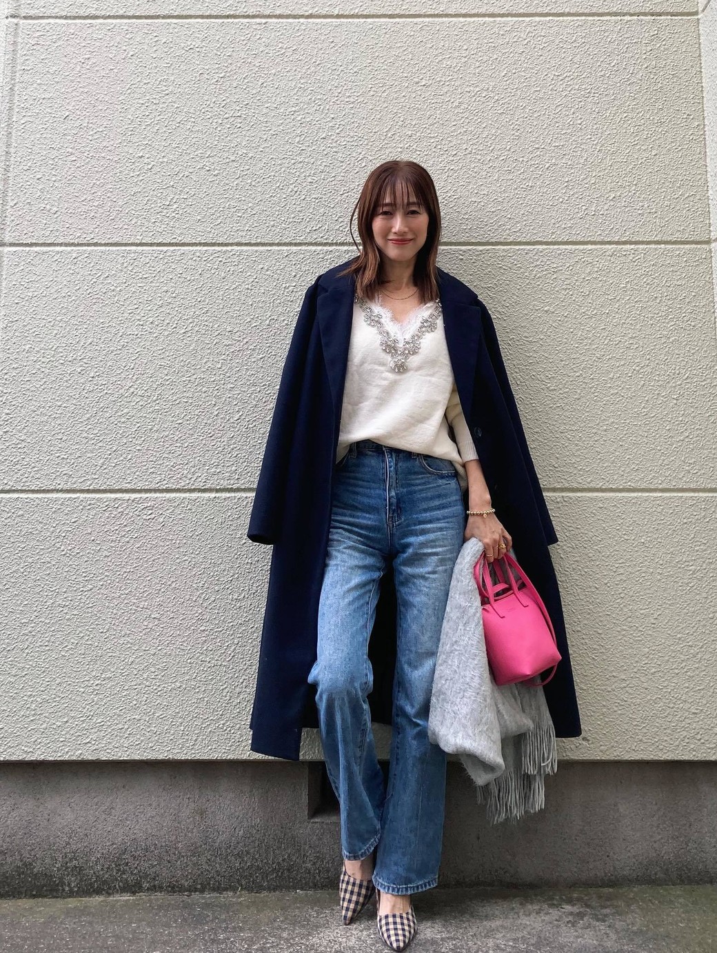 ピンクのミニバッグでいつもの冬コーデをアップデート。