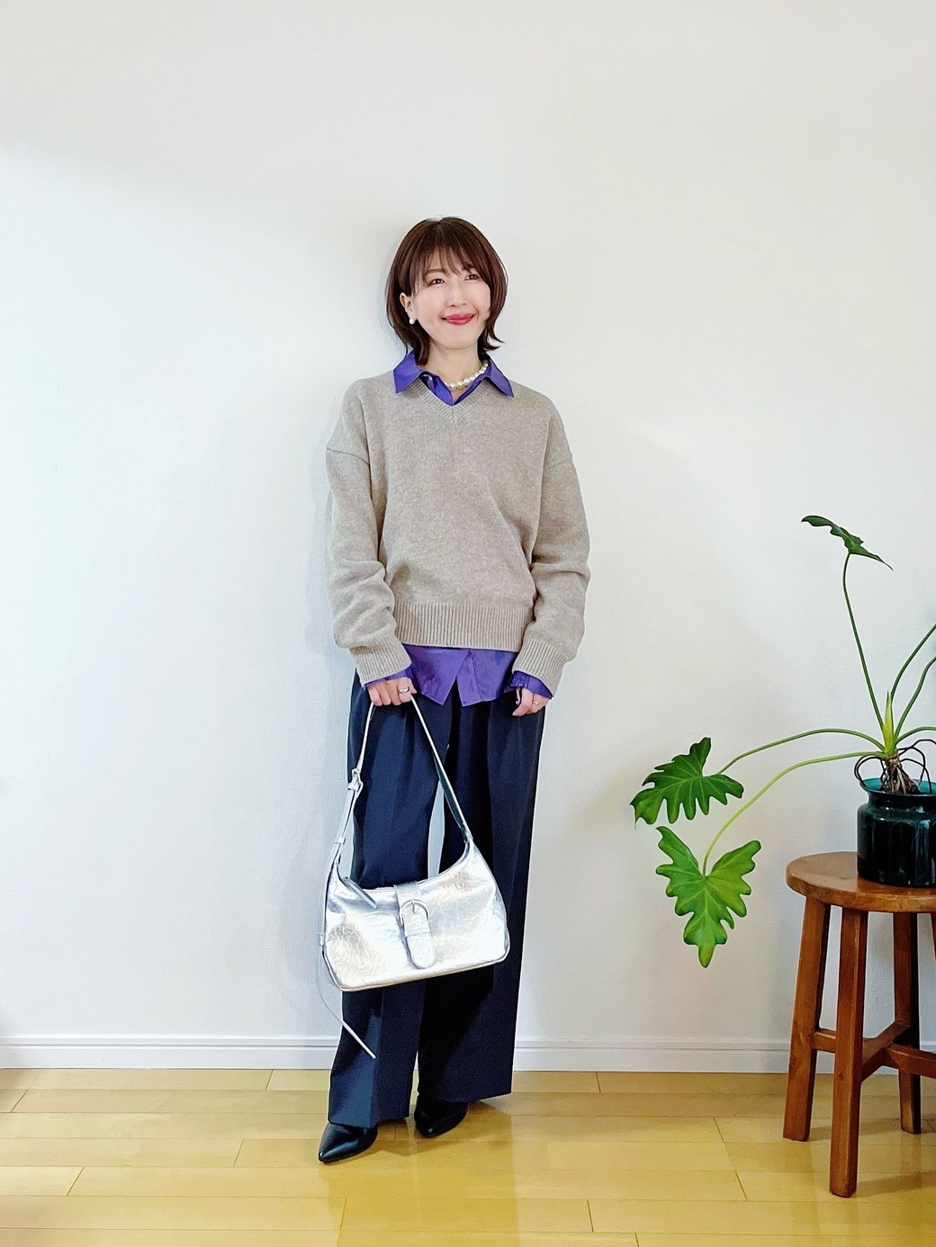 派手色を使いつつも上品にまとめた大人向けコーデ。