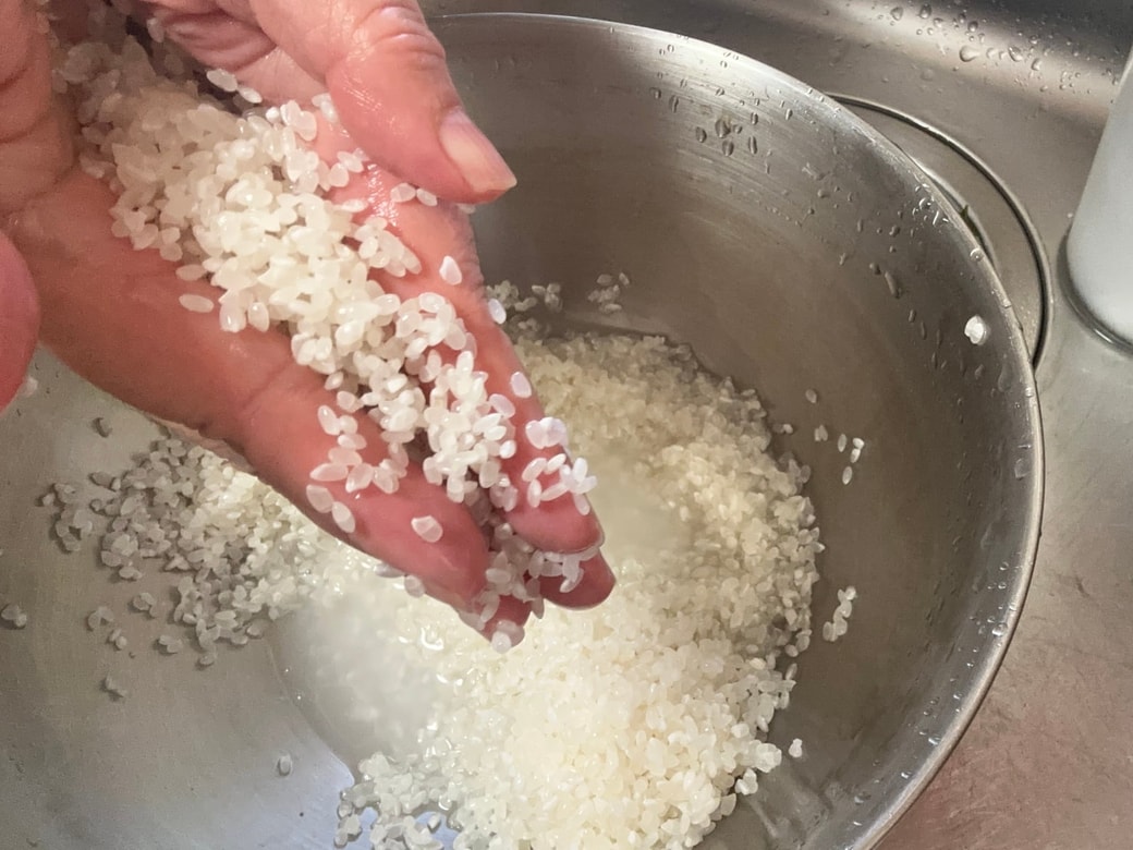 米を研ぐ