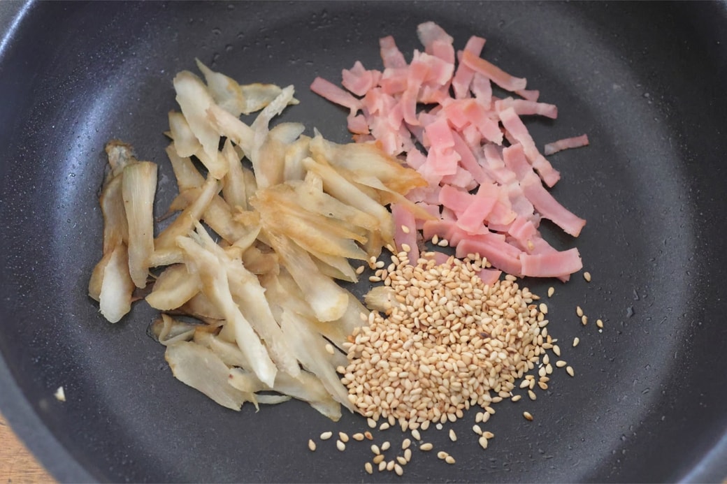 「ベーコンとごぼうのおにぎり」