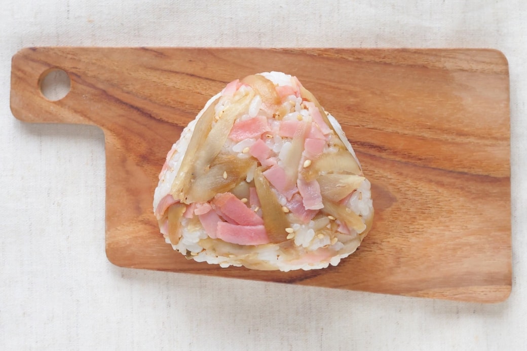 「ベーコンとごぼうのおにぎり」