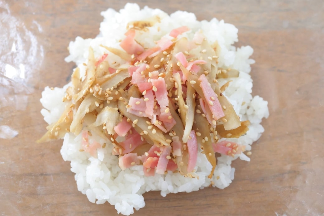 「ベーコンとごぼうのおにぎり」