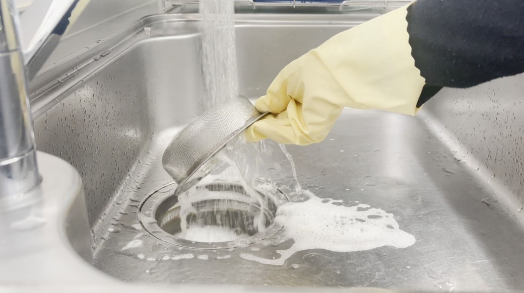 流水で30秒以上かけて流す