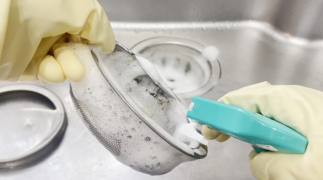 受け皿の裏側に吹きかける