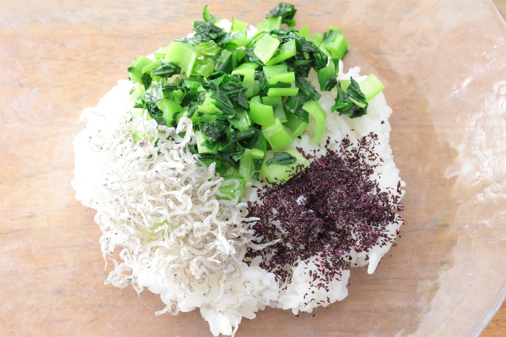 「ゆかりと小松菜とちりめんじゃこのおにぎり」