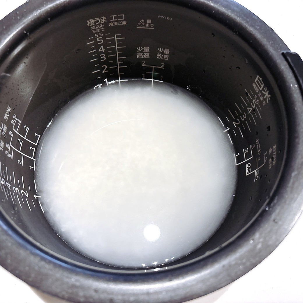 お米を洗って、規定量の水を入れる