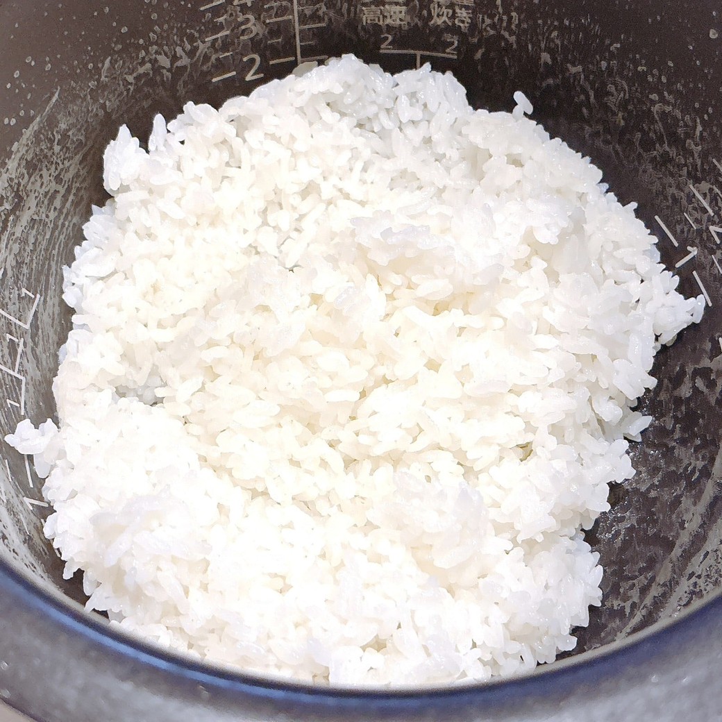 炊き上がった昆布茶入りのごはん