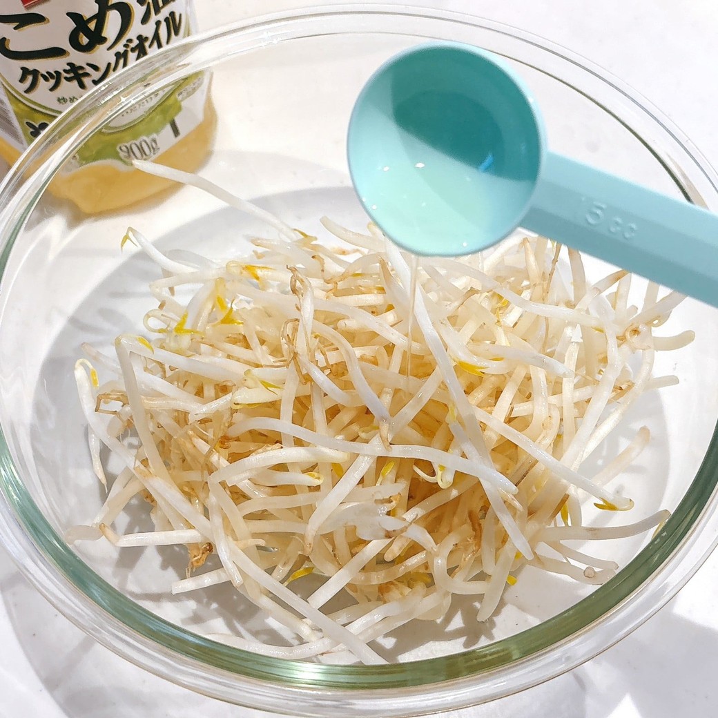もやしに油を絡める