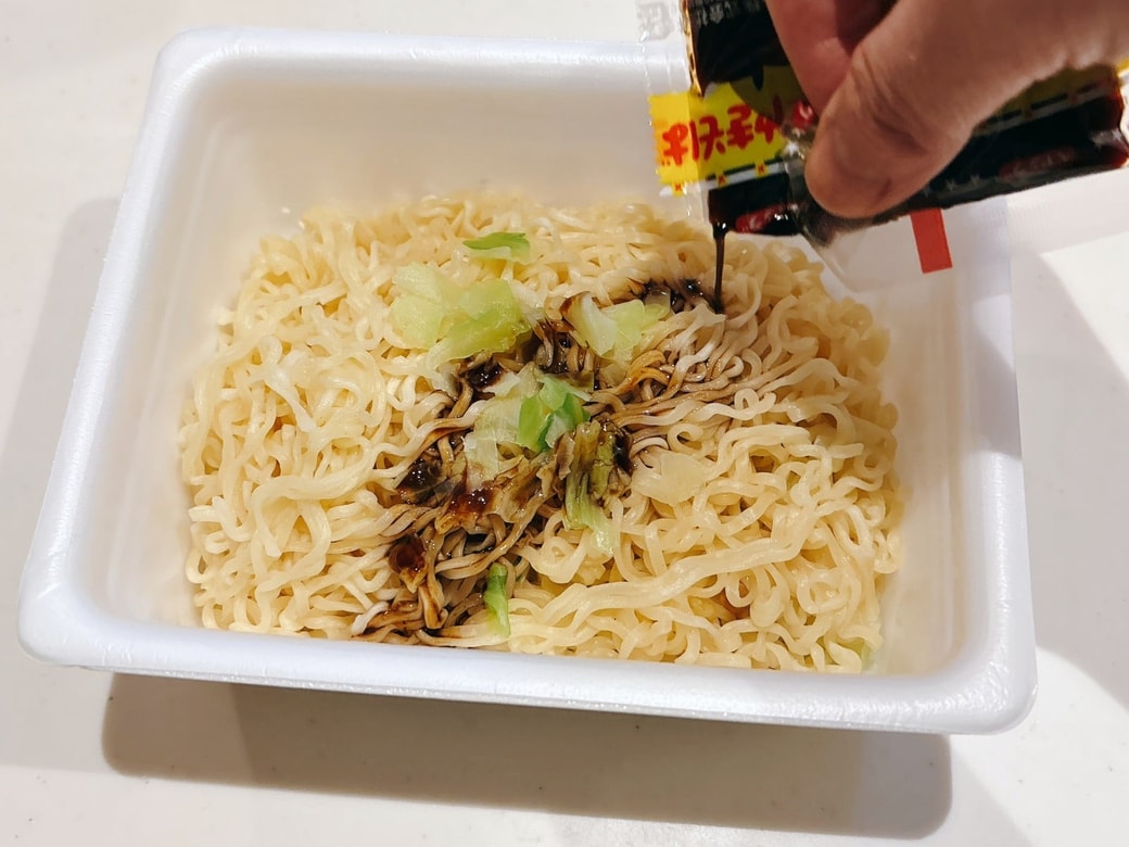 ソースを絡めてスパイスをトッピングする