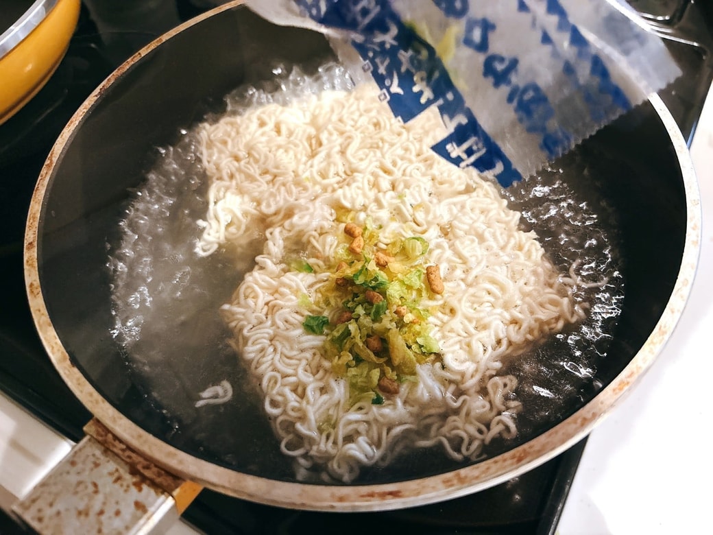 かやくを加えてさらに茹でる