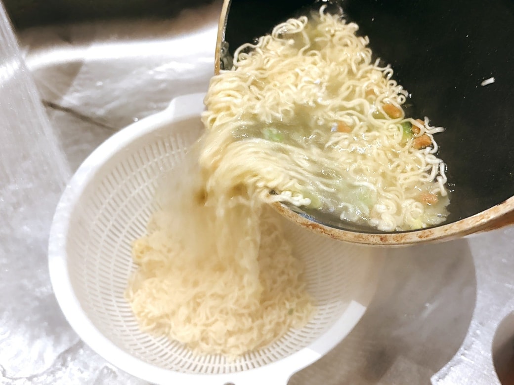 ざるに湯切りする