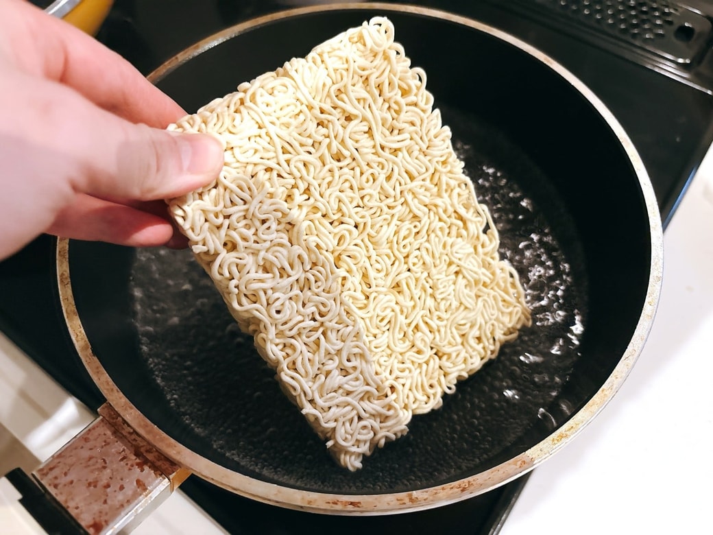 お湯を沸かし、麺を茹でる