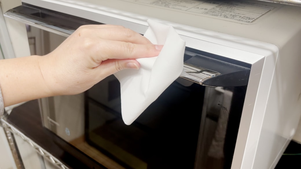 乾いたペーパーで水気を拭き取る