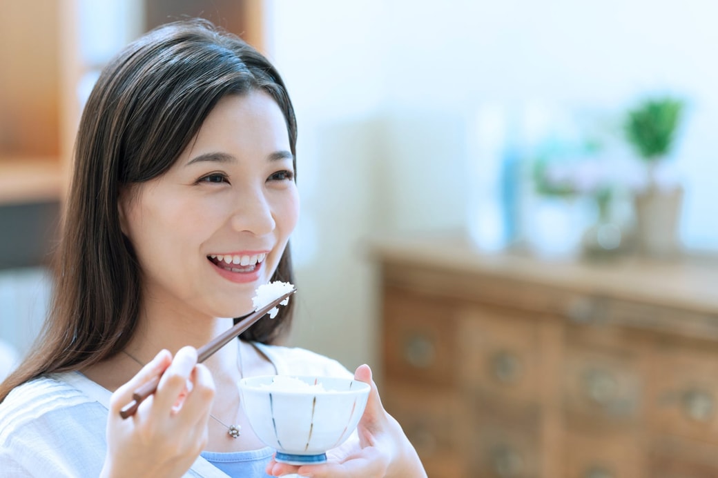 ご飯を食べる女性