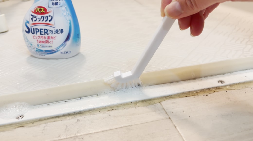 お風呂用洗剤でこする