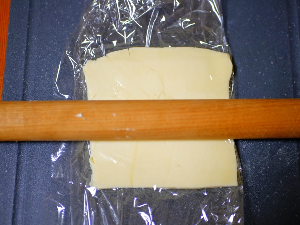 ラップに挟み10cm角にする