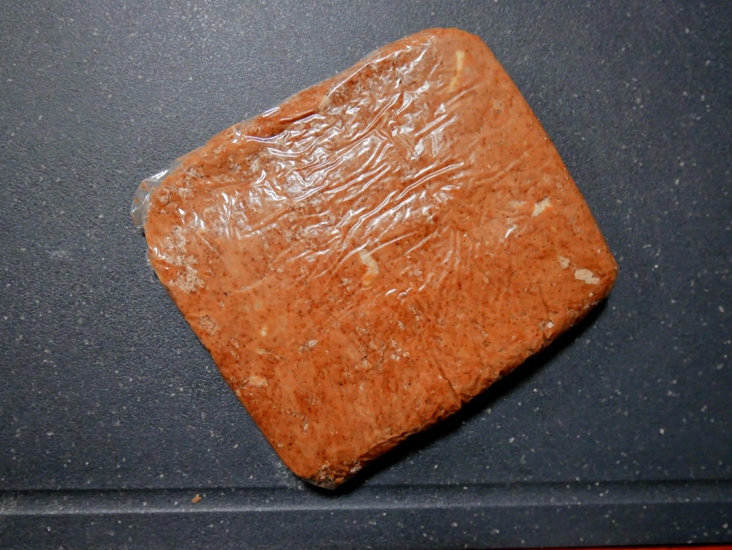 約10cm角にしてラップに包む