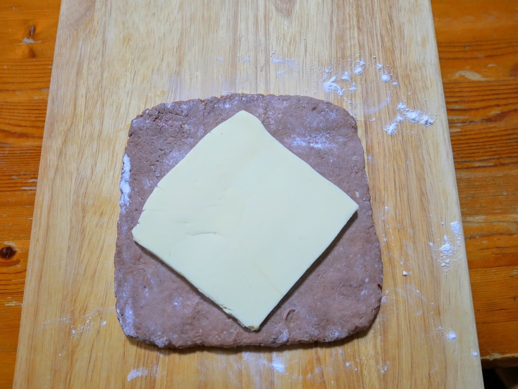 折り込みバターをずらしておく