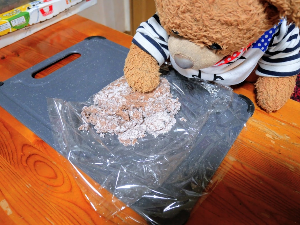 まとままでラップに生地を挟んで抑える