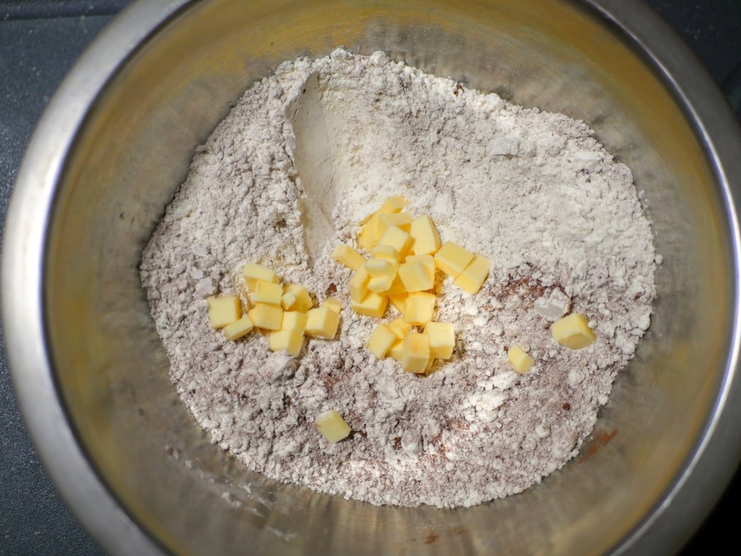 粉にバターを加える
