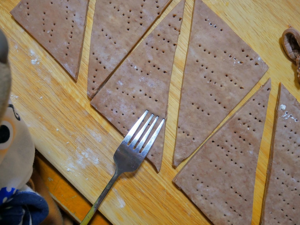 生地にフォークで穴を開ける