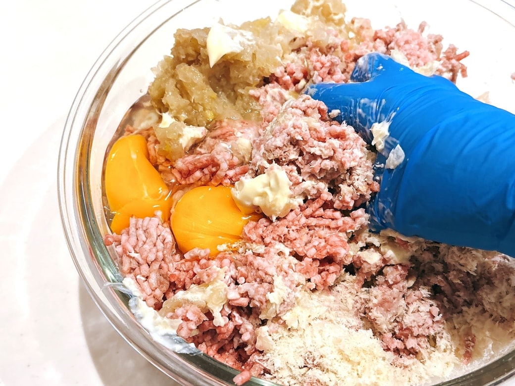 肉だねをこねる