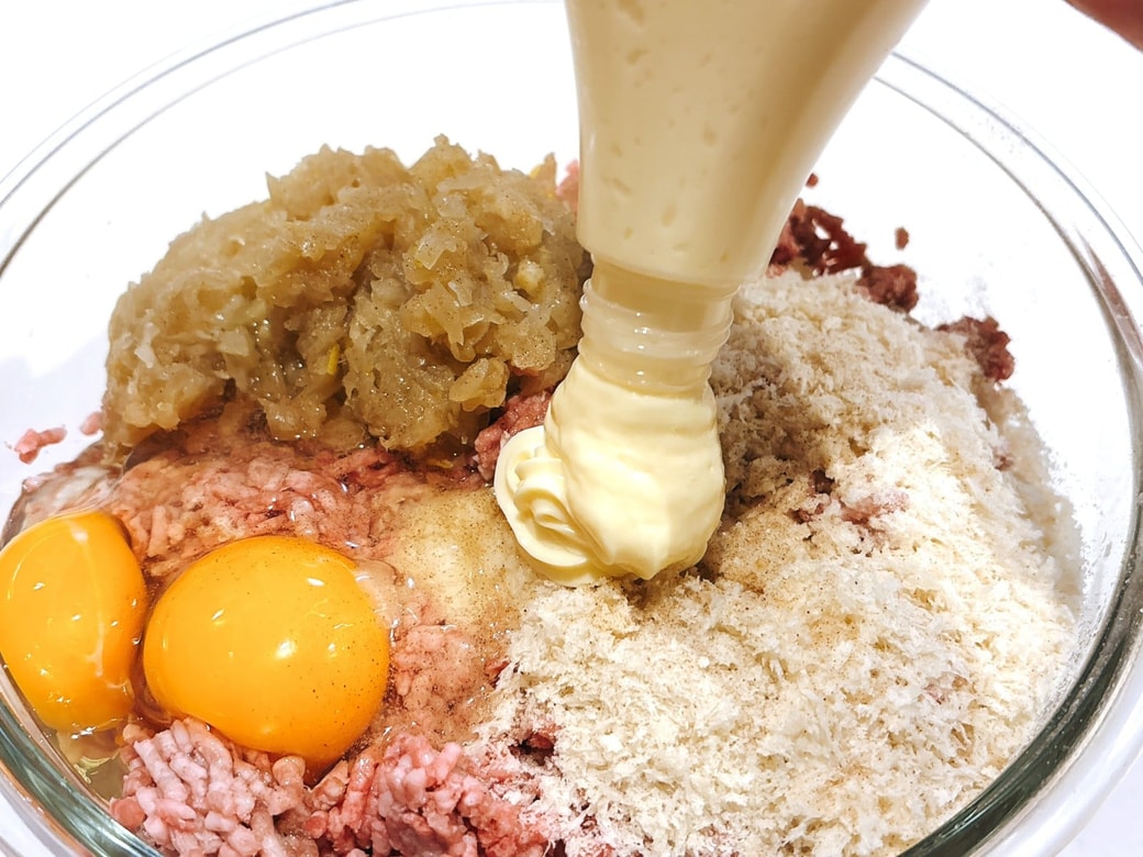 肉だねにマヨネーズを加える