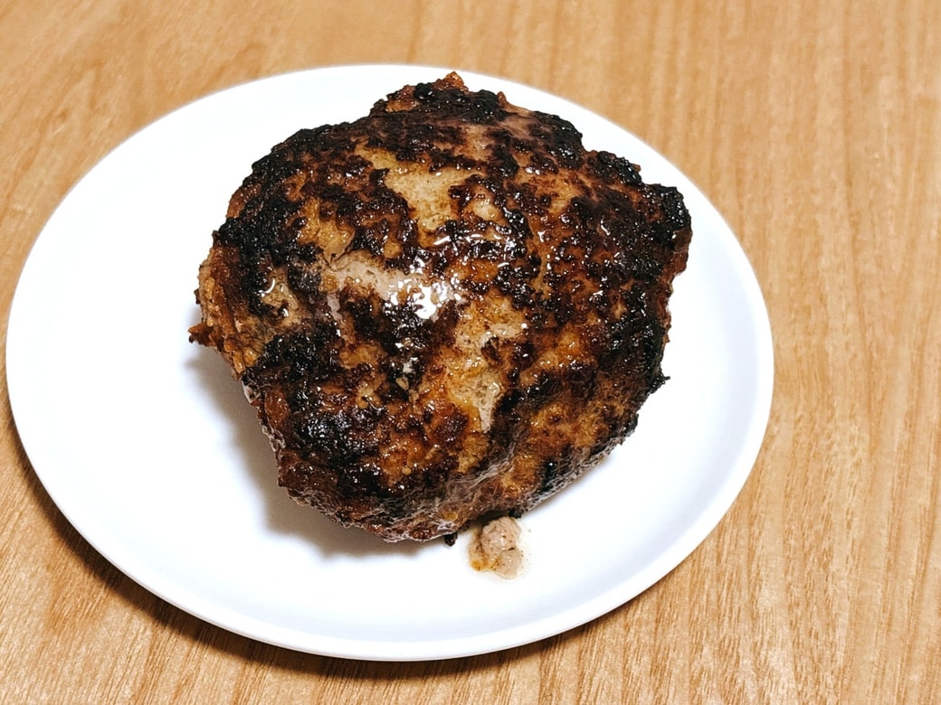 焼いたハンバーグ
