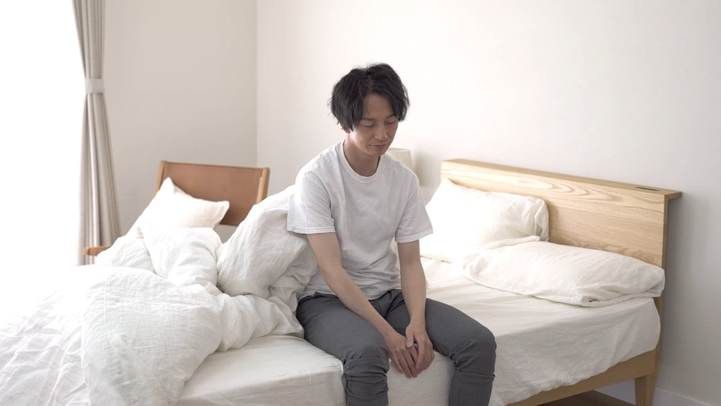 ベッドの上にいる男性
