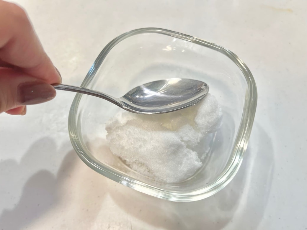 スプーンでたたく