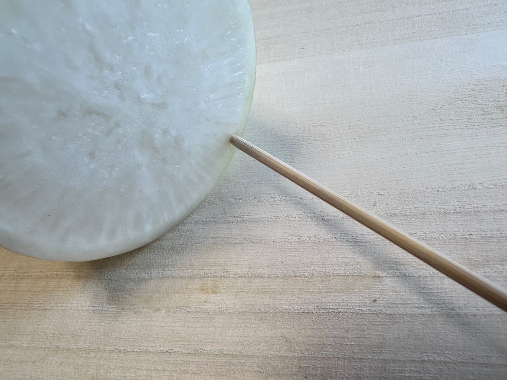 皮と実の間に竹串を刺す