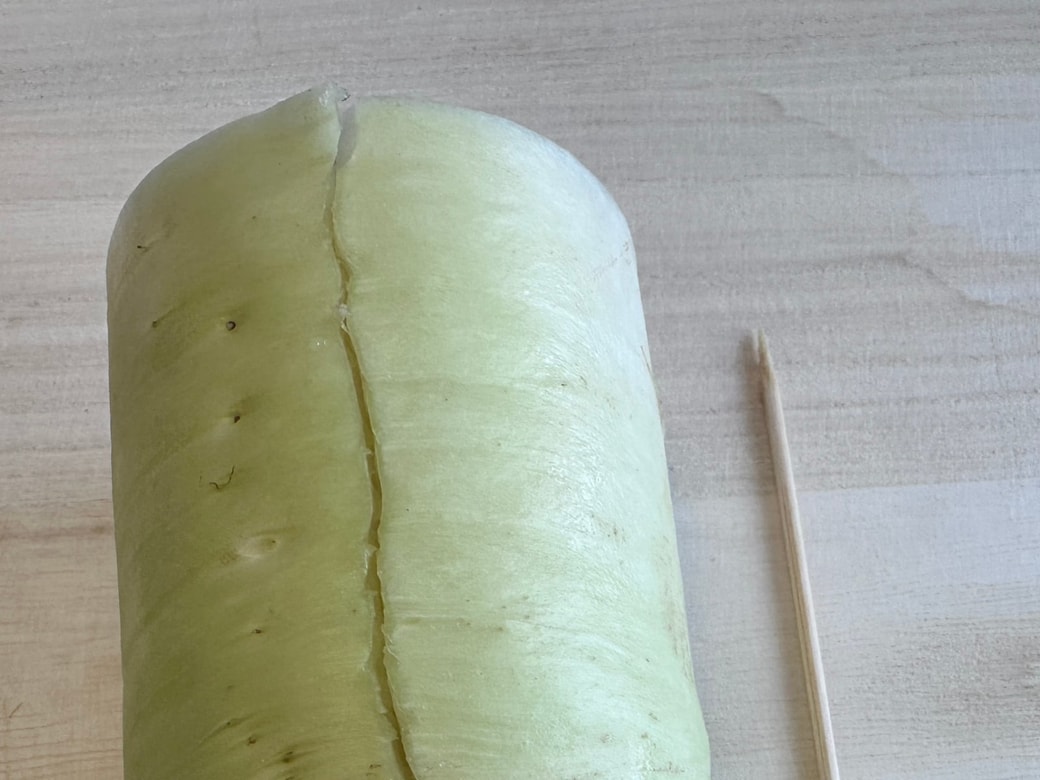 竹串で表面に線を引く