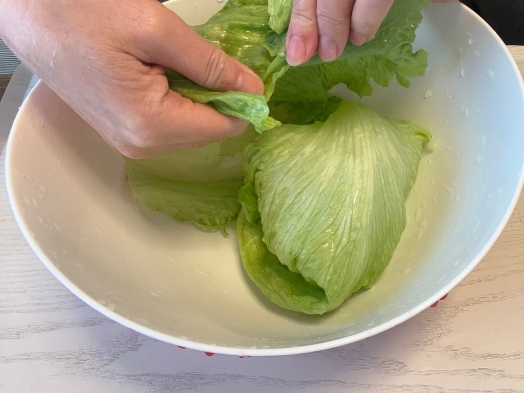 レタスの葉をねじる