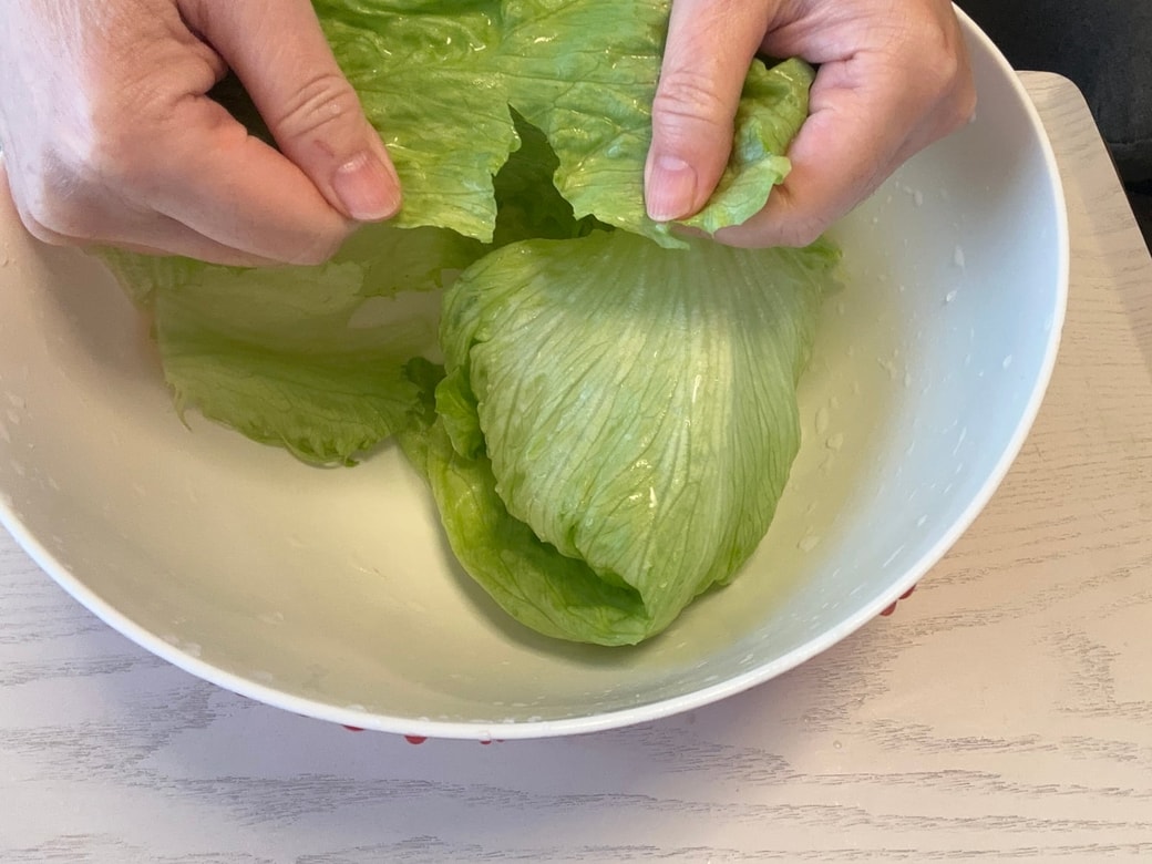 レタスを左右に引っ張る