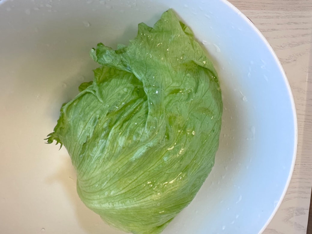 ボウルに入ったレタス