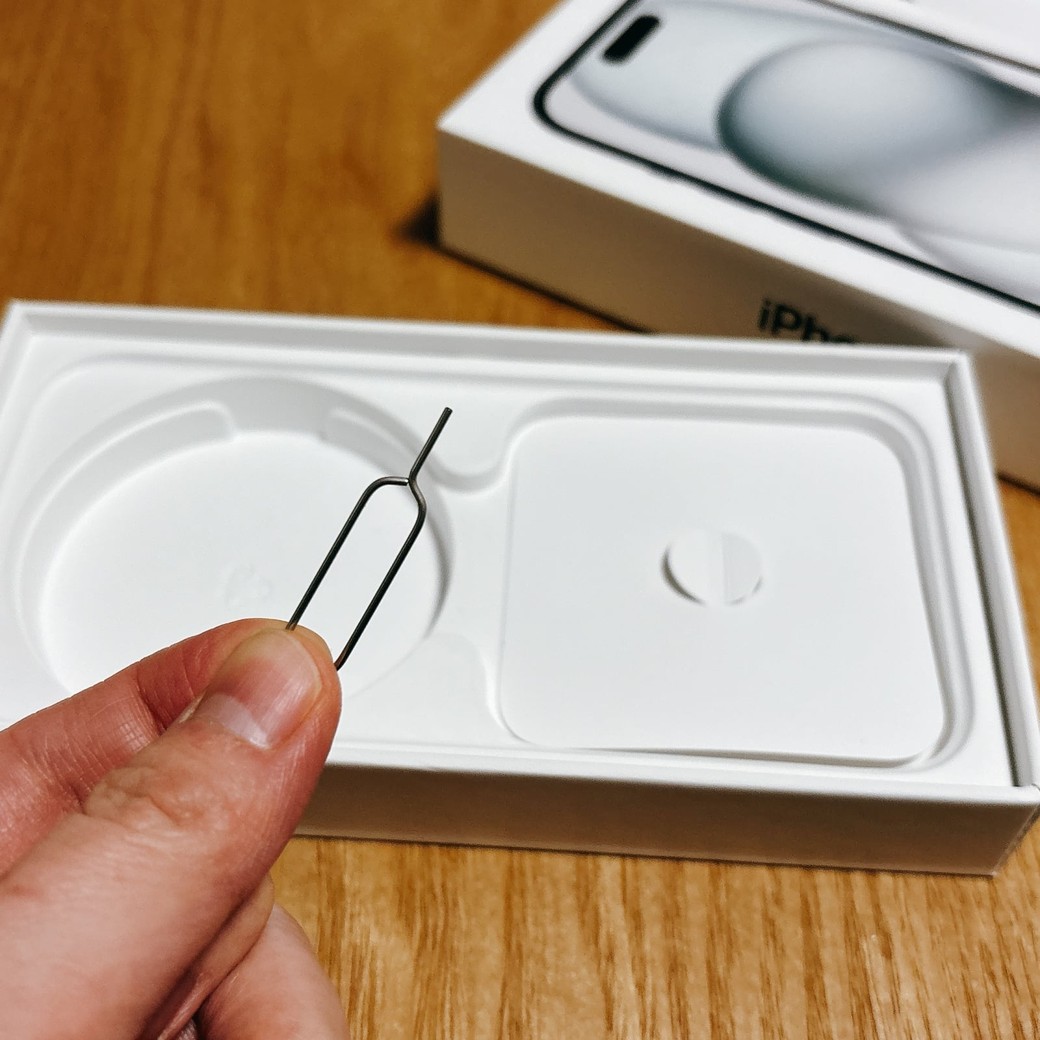 1.SIMカードやイジェクトピンを保管する