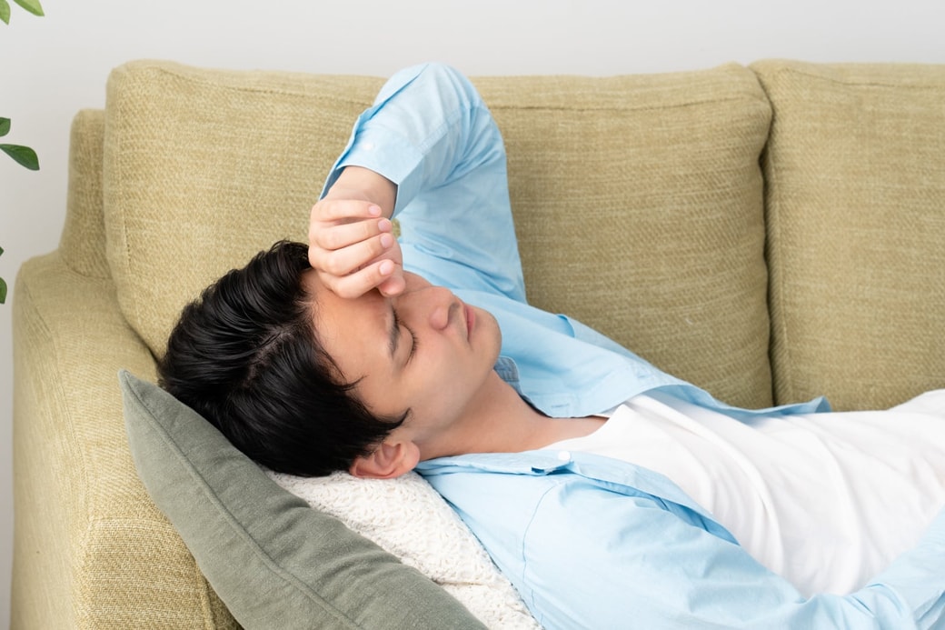 寝込む男性