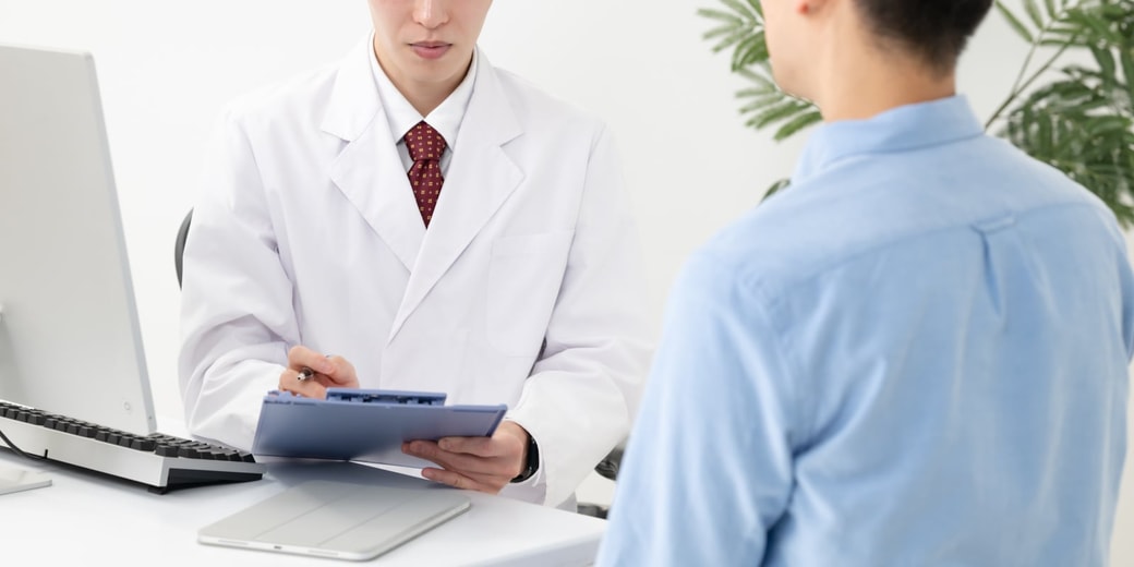 受診している男性