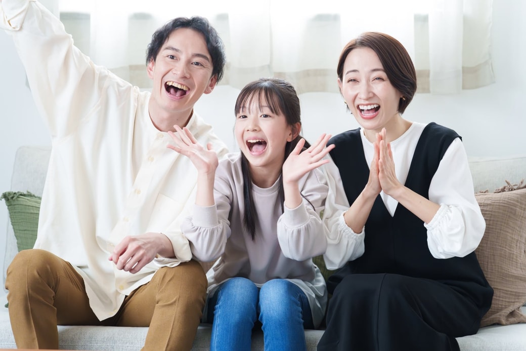 家族でテレビ見る