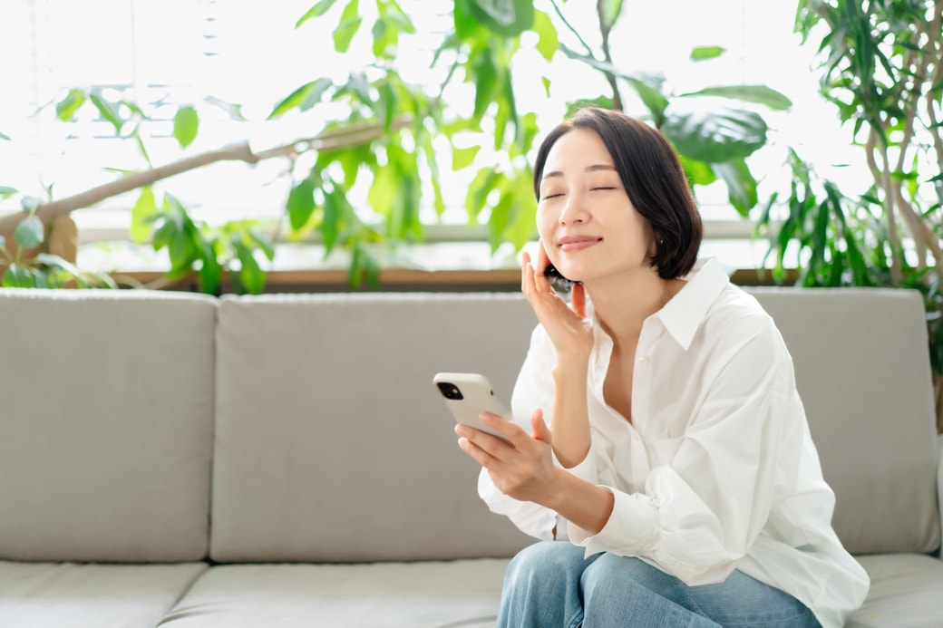 音楽を聴く女性